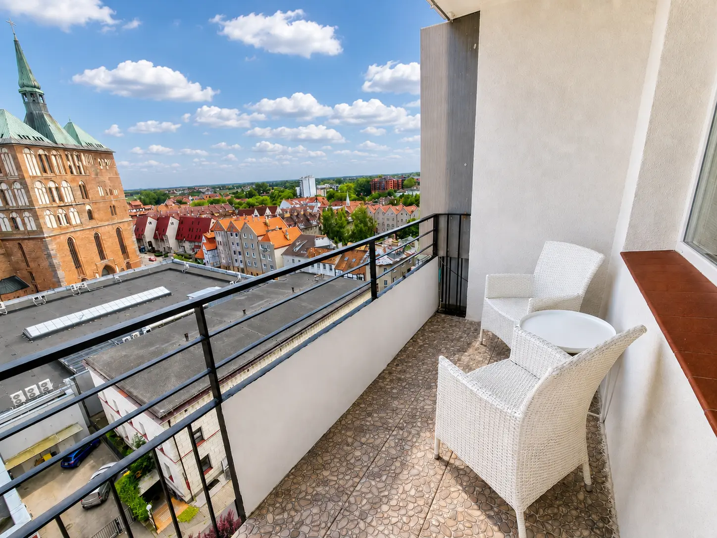 Widok z balkonu na bazylikę i panoramę Kołobrzegu
